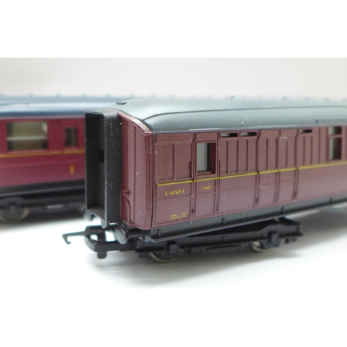 789 - Four Hornby 00 gauge model railway carriages