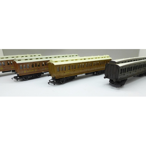 799 - Five Hornby 00 gauge model railway carriages