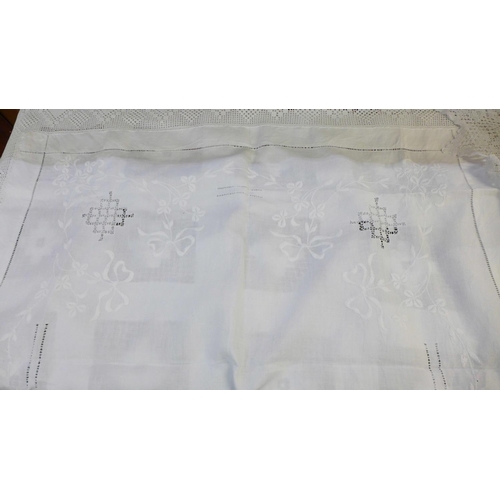 806 - A collection of antique lace, four table cloths, (38