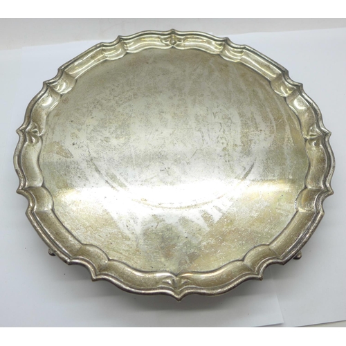 845 - A silver salver, Chester 1920, 552g, 26cm