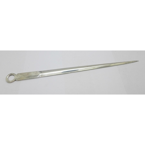 850 - A silver meat skewer, 85g