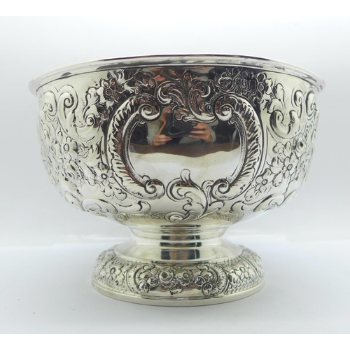 852 - An embossed silver bowl, London 1904, Goldsmiths & Silversmiths, 329g, diameter 18cm