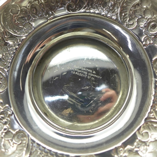 852 - An embossed silver bowl, London 1904, Goldsmiths & Silversmiths, 329g, diameter 18cm