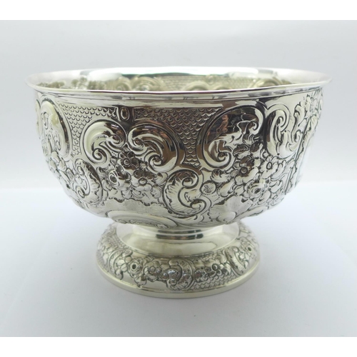 852 - An embossed silver bowl, London 1904, Goldsmiths & Silversmiths, 329g, diameter 18cm