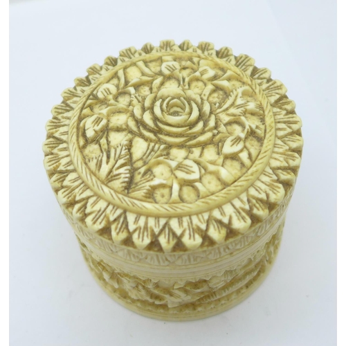 855 - A carved ivory pot with lid, diameter 62mm