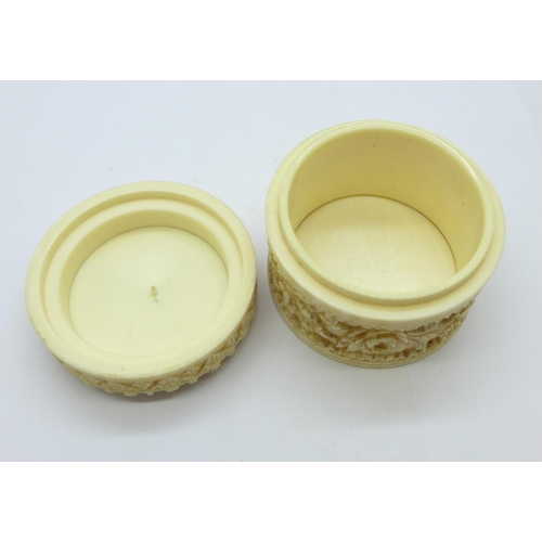 855 - A carved ivory pot with lid, diameter 62mm