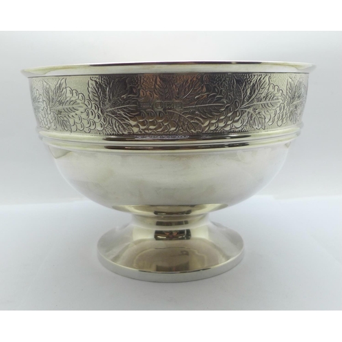 858 - A silver bowl, Sheffield 1950, Walker & Hall, 561g, diameter 20.5cm