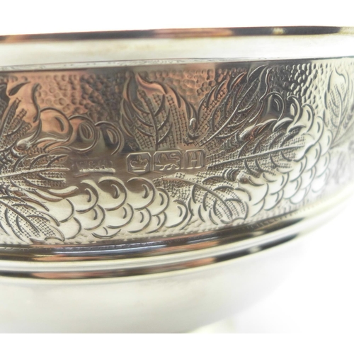 858 - A silver bowl, Sheffield 1950, Walker & Hall, 561g, diameter 20.5cm