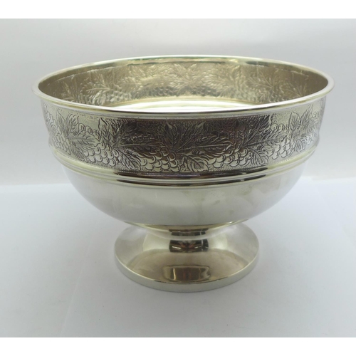 858 - A silver bowl, Sheffield 1950, Walker & Hall, 561g, diameter 20.5cm