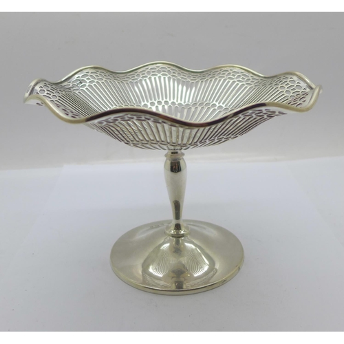 860 - A pierced silver tazza, Birmingham 1909, 226g, diameter 15.5cm