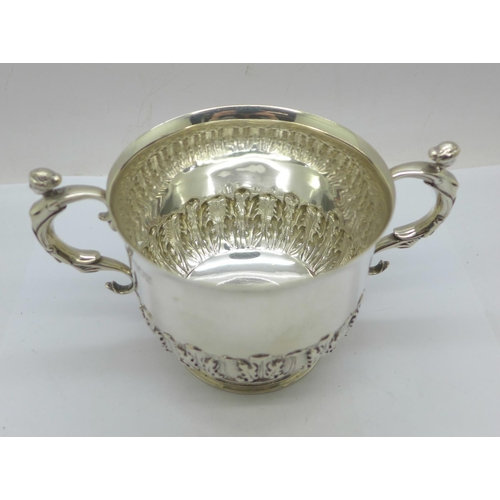 862 - A silver porringer, London 1902, 263g