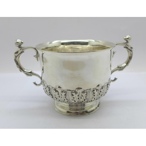 862 - A silver porringer, London 1902, 263g