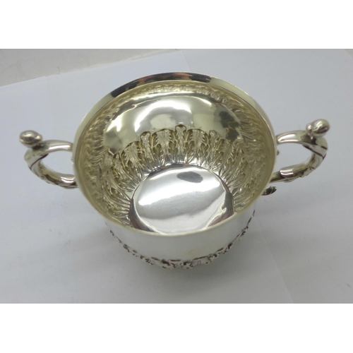 862 - A silver porringer, London 1902, 263g