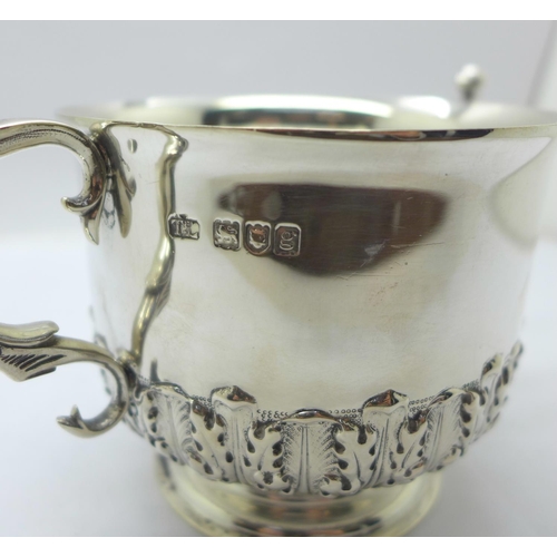 862 - A silver porringer, London 1902, 263g