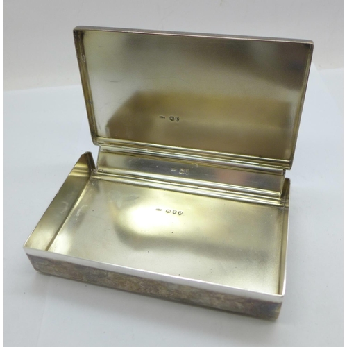 863 - A Victorian silver box with two hinges, London 1890, Charles Fox & Co., 301g, 133 x 82 x 23mm