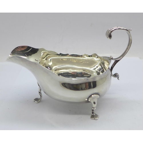 864 - A silver sauce boat, London 1900, 90.9g