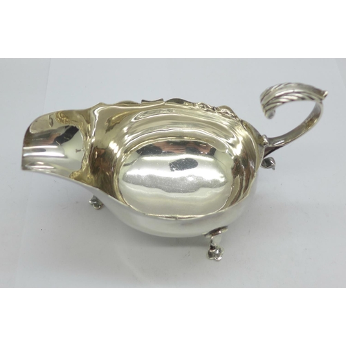 864 - A silver sauce boat, London 1900, 90.9g