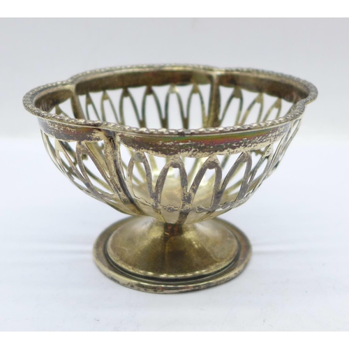 873 - A pierced silver bon-bon dish, Birmingham 1911, 44g