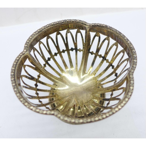 873 - A pierced silver bon-bon dish, Birmingham 1911, 44g