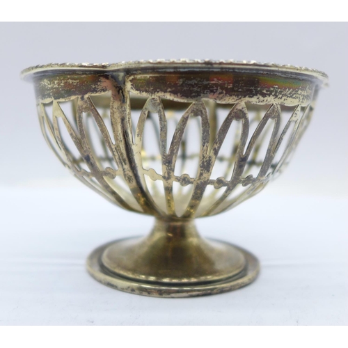 873 - A pierced silver bon-bon dish, Birmingham 1911, 44g