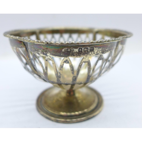 873 - A pierced silver bon-bon dish, Birmingham 1911, 44g