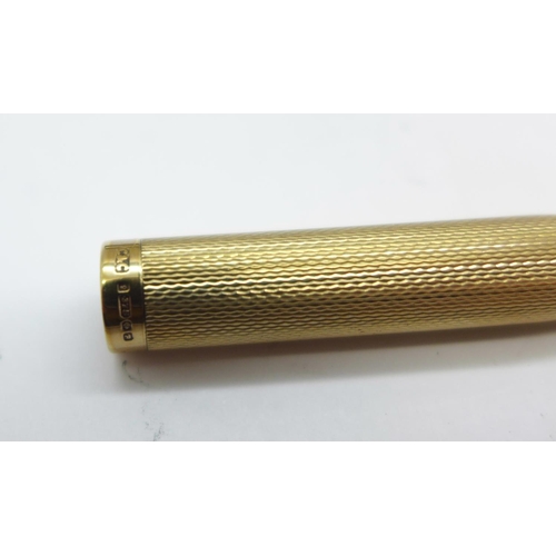 898 - A 9ct gold cigarette holder, (5.9g), with three mouth pieces,