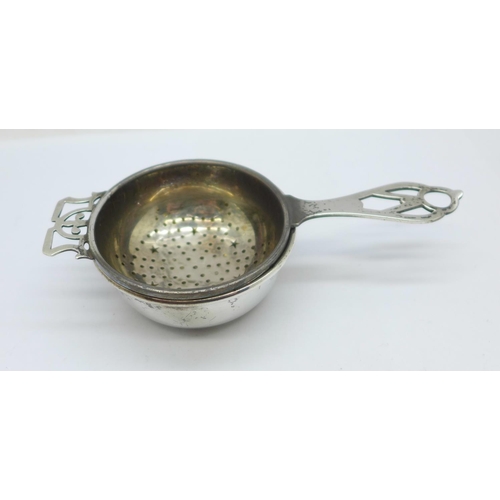 899 - A silver tea strainer and bowl, both Birmingham 1957, different makers, 50g