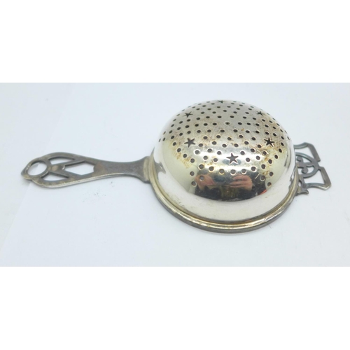 899 - A silver tea strainer and bowl, both Birmingham 1957, different makers, 50g