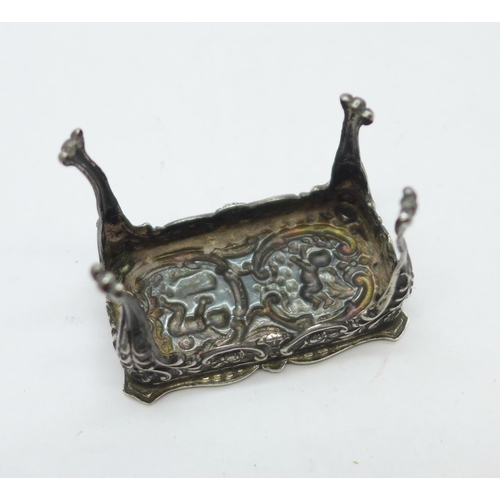 901 - A hallmarked silver dolls house table with embossed cherubs, London mark, 14g, 43mm wide