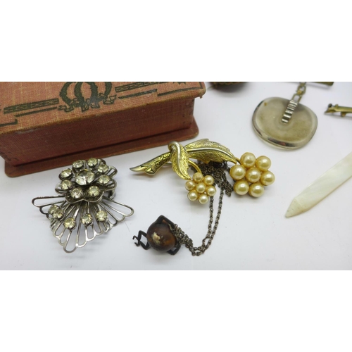 936 - Six brooches and a pendant