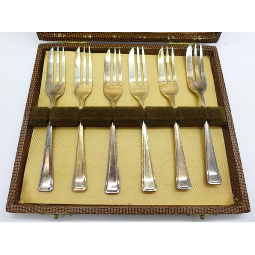 942 - A cased set of six silver cake knives, 90g