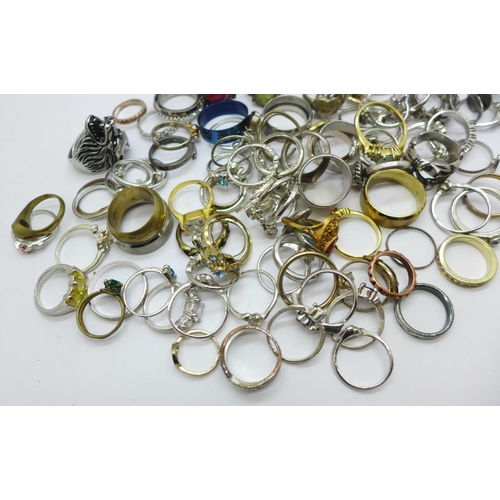 944 - A collection of 100 Dress rings