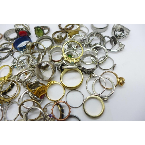 944 - A collection of 100 Dress rings