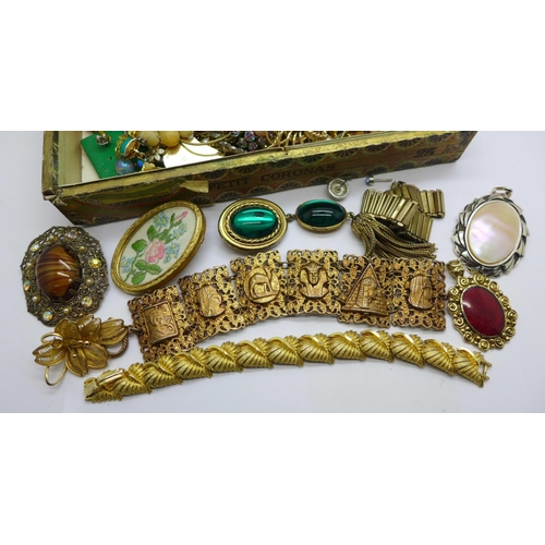 945 - Costume jewellery