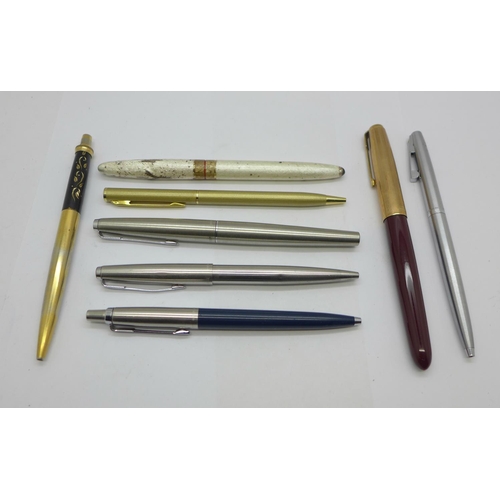 946 - A collection of pens including Sheaffer and Parker fountain pens