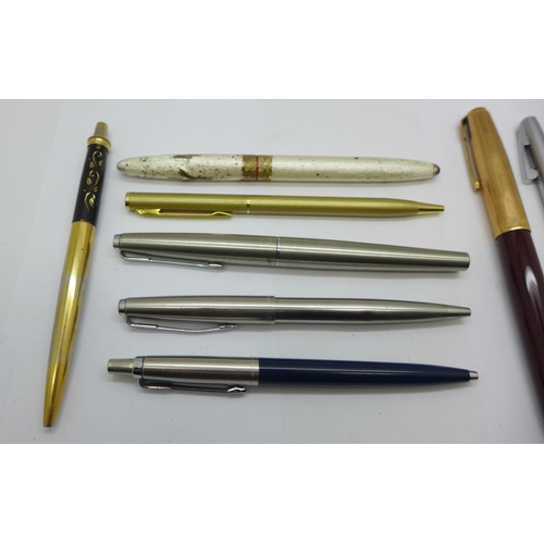 946 - A collection of pens including Sheaffer and Parker fountain pens