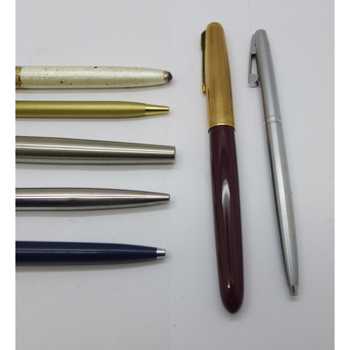 946 - A collection of pens including Sheaffer and Parker fountain pens