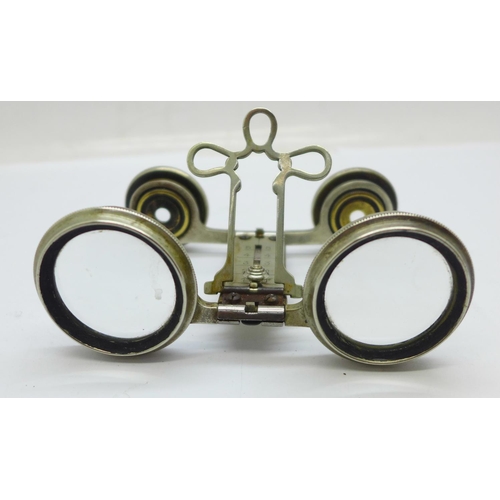 947 - A pair of c1900 folding opera glasses