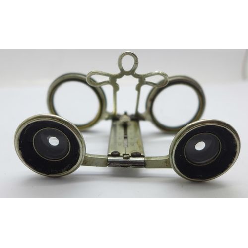 947 - A pair of c1900 folding opera glasses