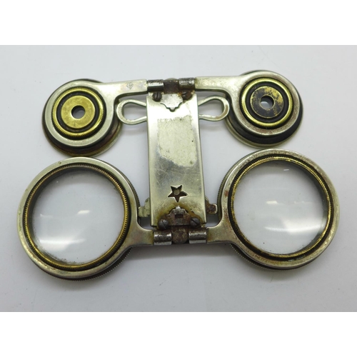 947 - A pair of c1900 folding opera glasses