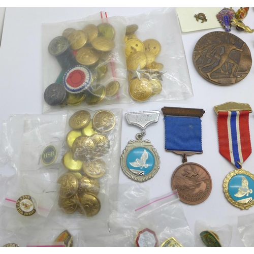 950 - A collection of medallions, badges and buttons including Norwegian