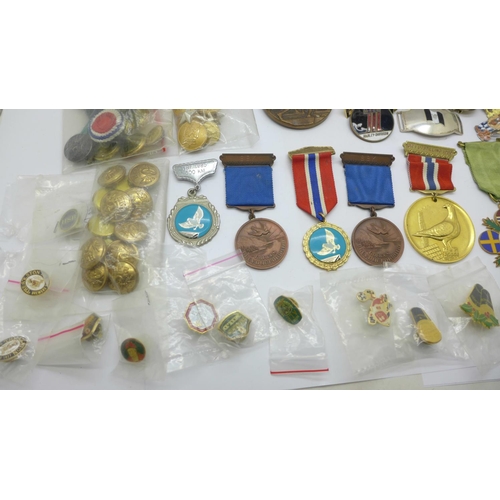 950 - A collection of medallions, badges and buttons including Norwegian