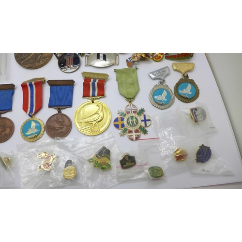 950 - A collection of medallions, badges and buttons including Norwegian