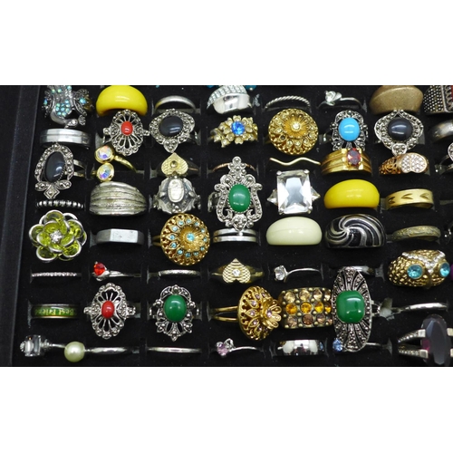 955 - Ninety-seven dress rings in a display tray