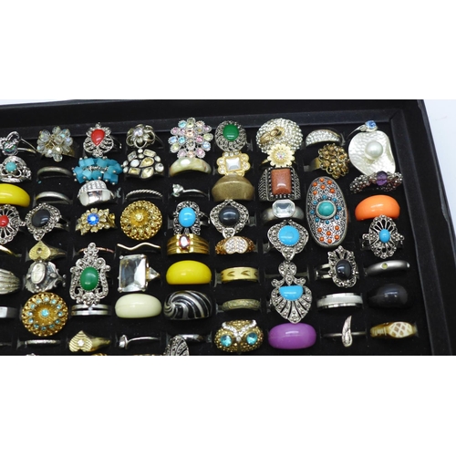 955 - Ninety-seven dress rings in a display tray