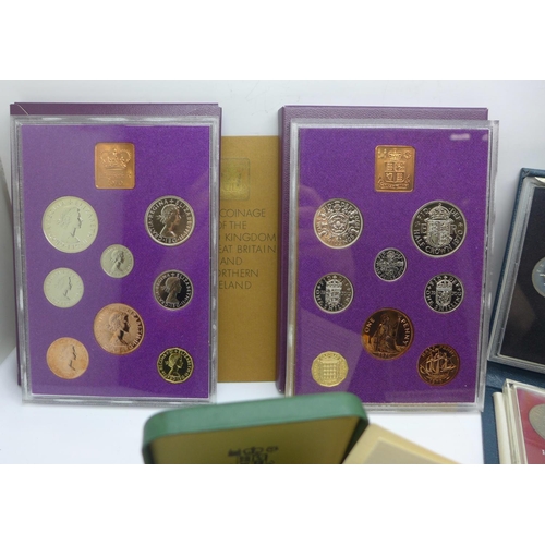 974 - Two 1970 coin sets, one 1967 coin set, a Royal Mint 1983 coin set and a 1972 Silver Wedding Crown