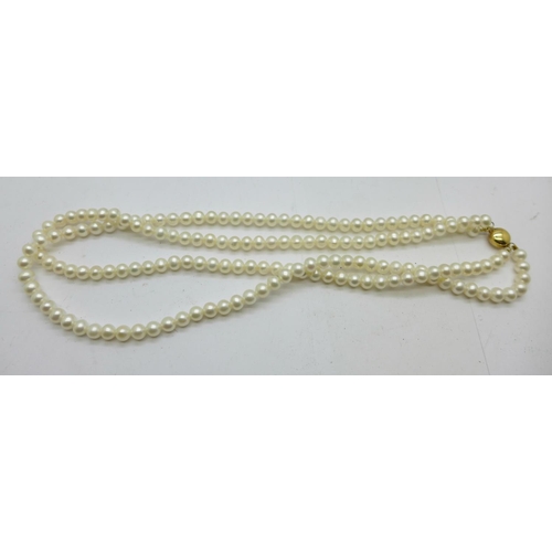 977 - A double strand of cultured pearls