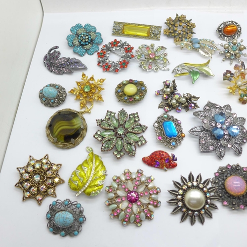 986 - A collection of forty-five brooches