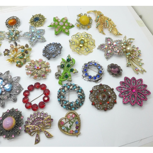 986 - A collection of forty-five brooches