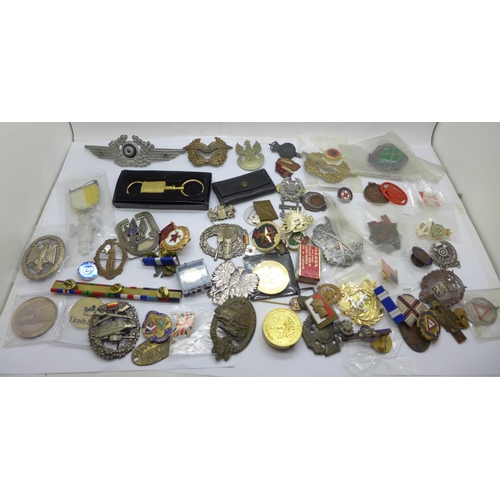 992 - A collection of badges and medallions, including a 1914 On War Service badge